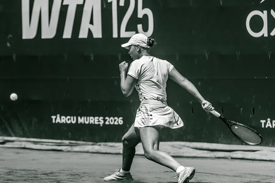 Player in front of the WTA 125 Târgu Mureș 2026 board